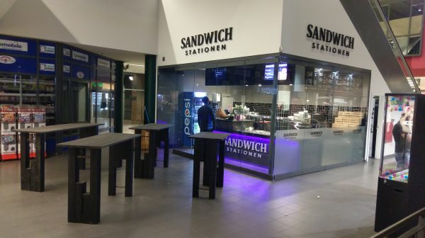 Sandwich Stationen indretning og egetræ borde